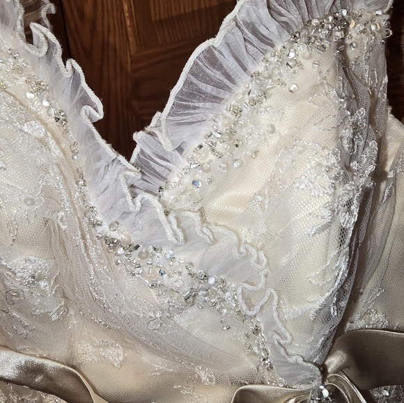 Wedding dress - Picture 2 of 16